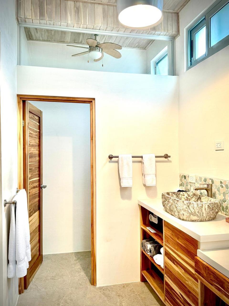 Iluminar Beachfront Suites Nosara Phòng bức ảnh